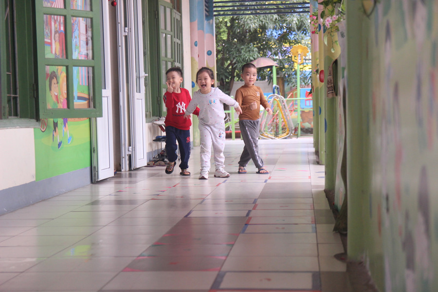 Các bé vui chơi tại hành lang phòng học