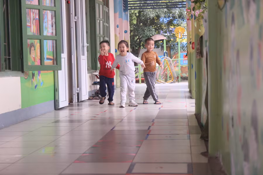 Các bé vui chơi tại hành lang phòng học