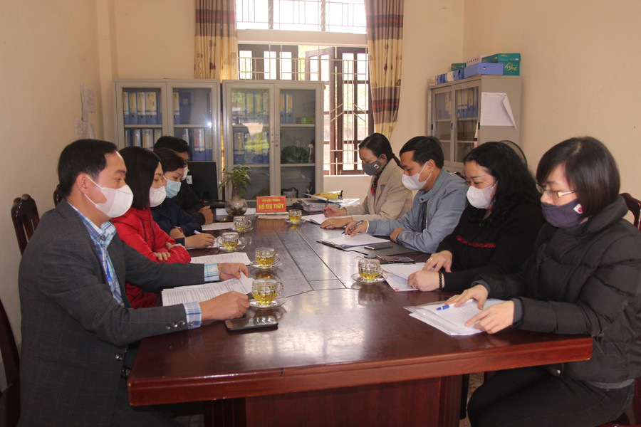 Ban chỉ đạo phòng chống dịch bệnh của UBND phường Trường thi làm việc với các nhà trường trên địa bàn