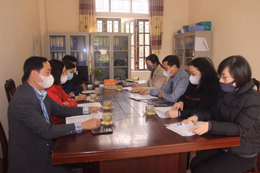 Ban chỉ đạo phòng chống dịch bệnh của UBND phường Trường thi làm việc với các nhà trường trên địa bàn