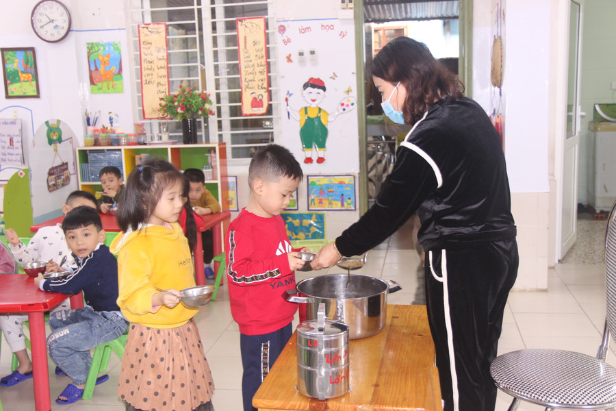 Các bữa ăn bán trú được chú ý bổ sung dinh dưỡng, tăng cường sức đề kháng cho trẻ