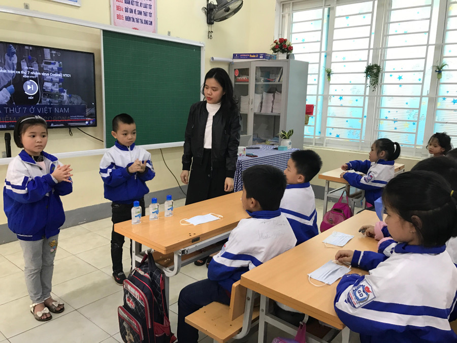 Cô giáo Trường Tiểu học Trung Đô (TP Vinh) kiểm tra các bước rửa tay thường quy của học sinh