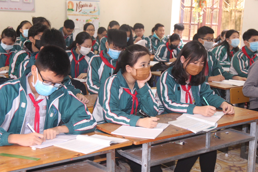 Các em học sinh mang khẩu trang trong giờ học