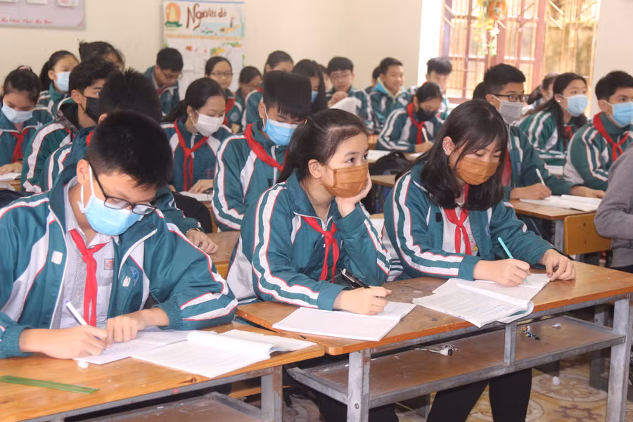 Các em học sinh mang khẩu trang trong giờ học