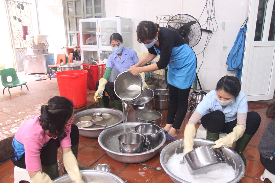 Các dụng cụ nhà bếp trong trường học được rửa bằng xà phòng và tráng qua nước sôi để diệt khuẩn