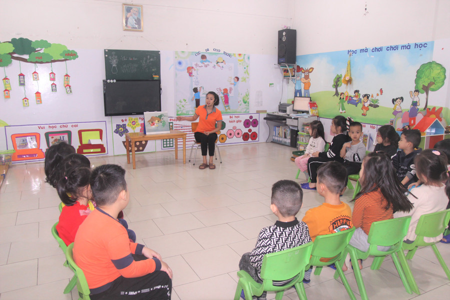 Các lớp mầm non trong thời gian này nghỉ học khoảng một nửa, dù vậy nhà trường vẫn tổ chức hoạt động chăm sóc đầy đủ cho các trẻ đi học