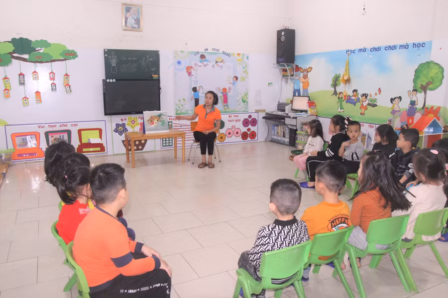 Các lớp mầm non trong thời gian này nghỉ học khoảng một nửa, dù vậy nhà trường vẫn tổ chức hoạt động chăm sóc đầy đủ cho các trẻ đi học