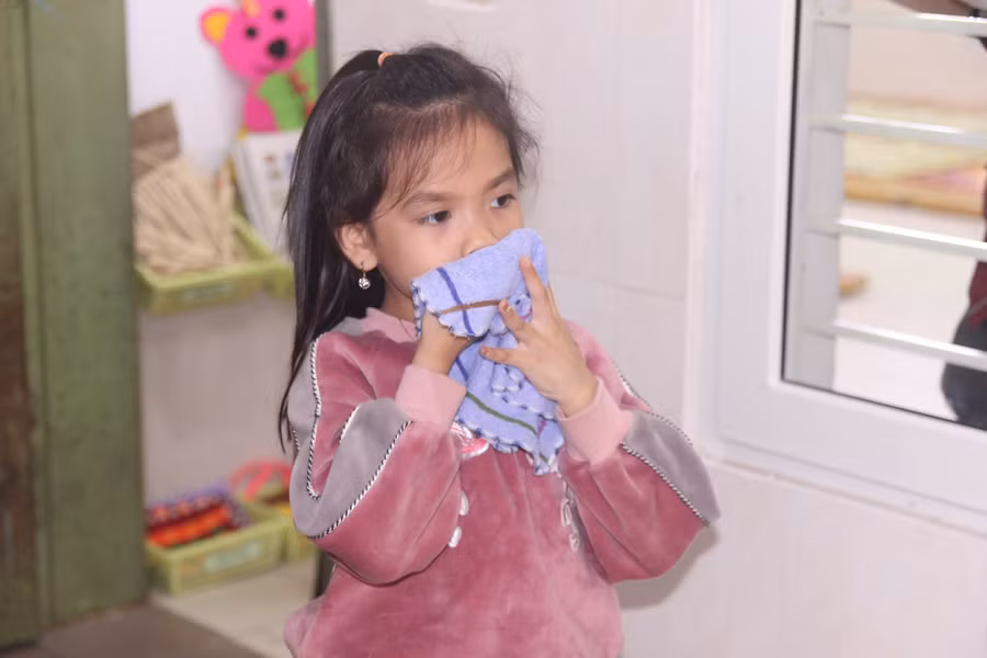 Lau miệng, lau tay bằng khăn, sau đó các cô sẽ giặt sạch và sấy khô