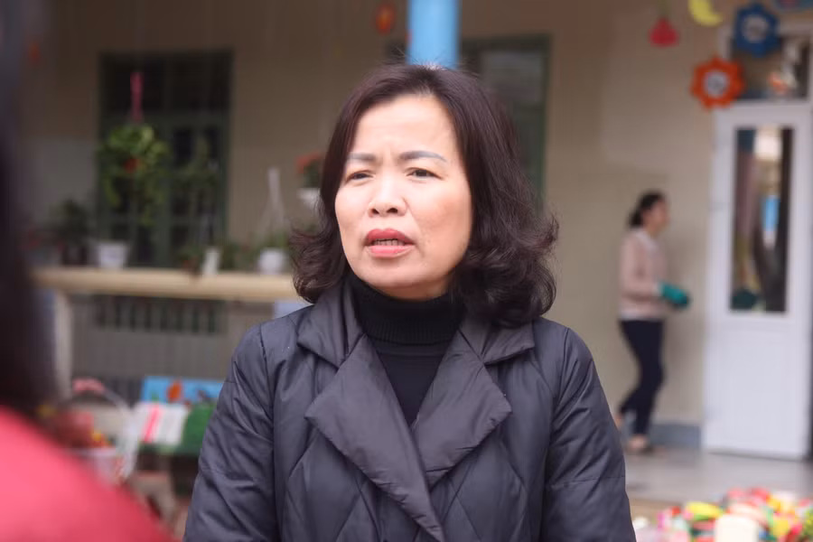 Cô Nguyễn Thị Hồng Vân - Hiệu trưởng Mầm non Hoa Sen (TP Vinh, Nghệ An) cho biết trẻ đến trường được kiểm tra, phòng bệnh đầy đủ như ở nhà