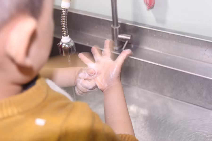 Các cháu được tập thói quen rửa tay sạch sẽ sau khi ăn