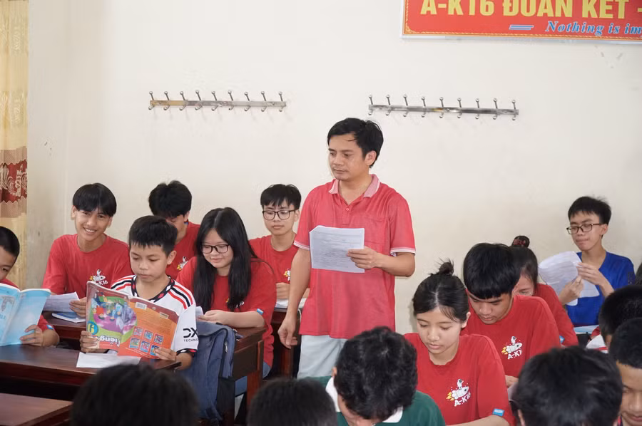 Giờ ôn luyện môn tiếng Anh cho khối 9 chuẩn bị thi vào lớp 10 THPT tại Trường THCS Đặng Chánh Kỷ, huyện Nam Đàn, Nghệ An. Ảnh: Hồ Lài.