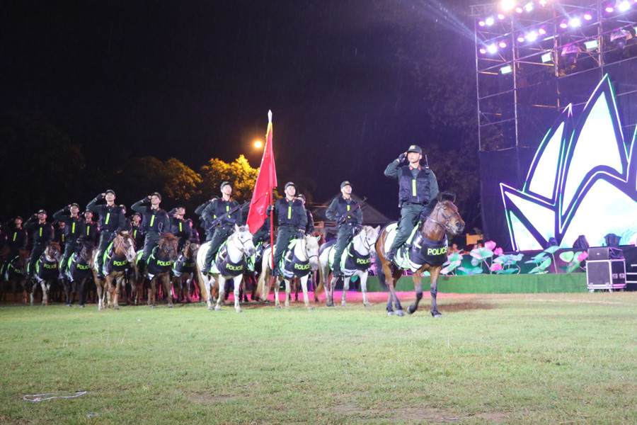 Phần trình diễn của đội Kỵ binh thuộc Bộ Công an là điểm nhấn trong chương trình khai mạc Lễ hội Làng Sen năm 2024. (Ảnh: Hồ Lài)