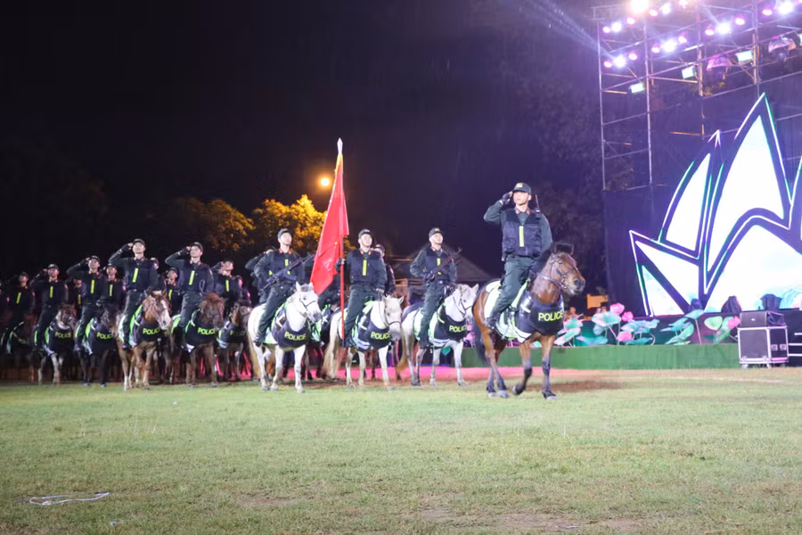 Phần trình diễn của đội Kỵ binh thuộc Bộ Công an là điểm nhấn trong chương trình khai mạc Lễ hội Làng Sen năm 2024. (Ảnh: Hồ Lài)