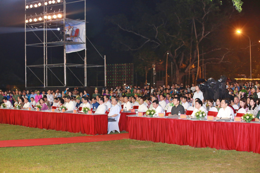 Các đại biểu Trung ương cùng lãnh đạo bộ, ban, ngành, Quân khu IV và đại diện các tỉnh thành về dự lễ khai mạc. (Ảnh: BTC)