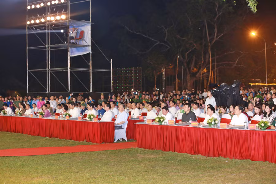 Các đại biểu Trung ương cùng lãnh đạo bộ, ban, ngành, Quân khu IV và đại diện các tỉnh thành về dự lễ khai mạc. (Ảnh: BTC)