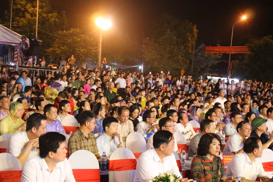 Người dân tập trung về Sân vận động Làng Sen dự khai mạc lễ hội. (Ảnh: Hồ Lài)