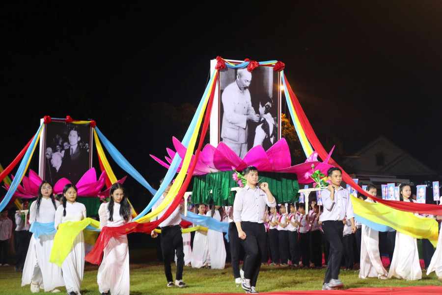 Chương trình khai mạc Lễ hội Làng Sen diễn ra tại Sân vận động Làng Sen, xã Kim Liên, huyện Nam Đàn, Nghệ An - quê hương Bác Hồ. (Ảnh: Hồ Lài)