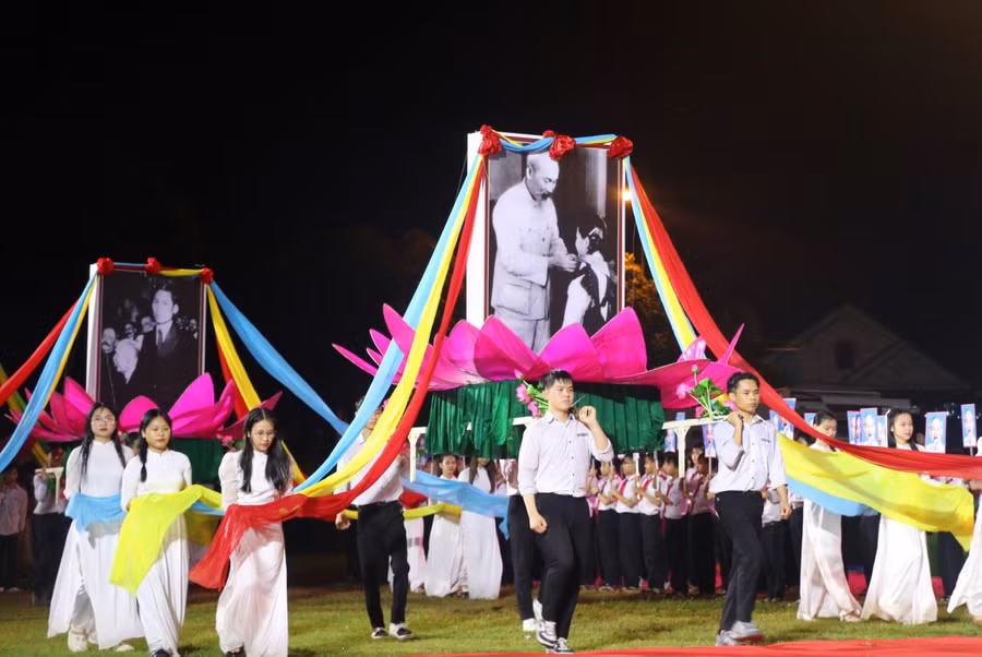 Chương trình khai mạc Lễ hội Làng Sen diễn ra tại Sân vận động Làng Sen, xã Kim Liên, huyện Nam Đàn, Nghệ An - quê hương Bác Hồ. (Ảnh: Hồ Lài)