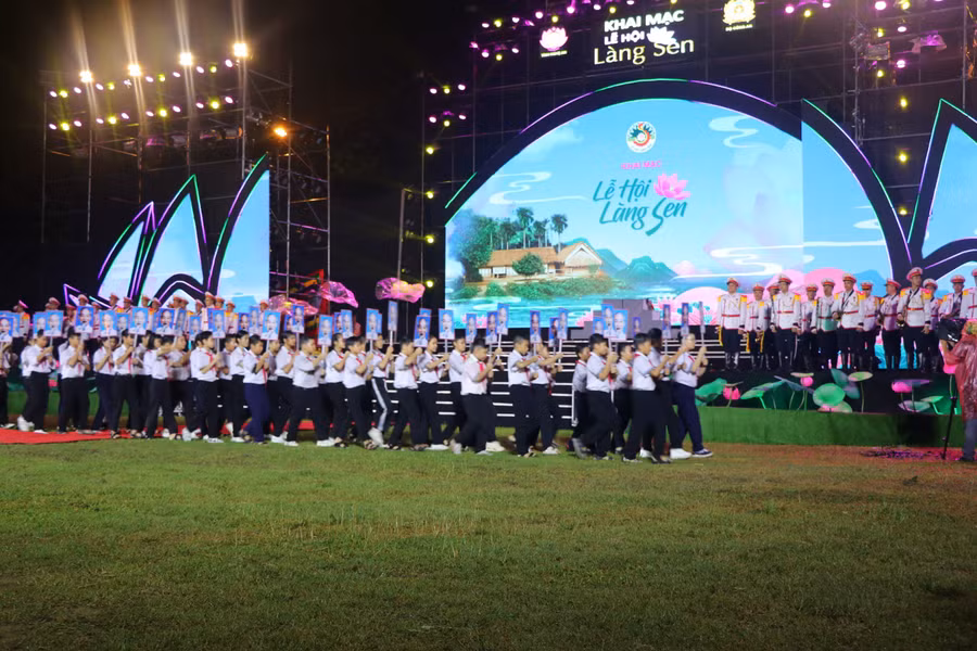 Lễ rước ảnh Bác từ Nhà tưởng niệm ra sân vận động Làng Sen với 134 bức ảnh tương ứng kỷ niệm 134 năm ngày sinh của Người cùng với đội kèn của Bộ Công an. (Ảnh: Hồ Lài)