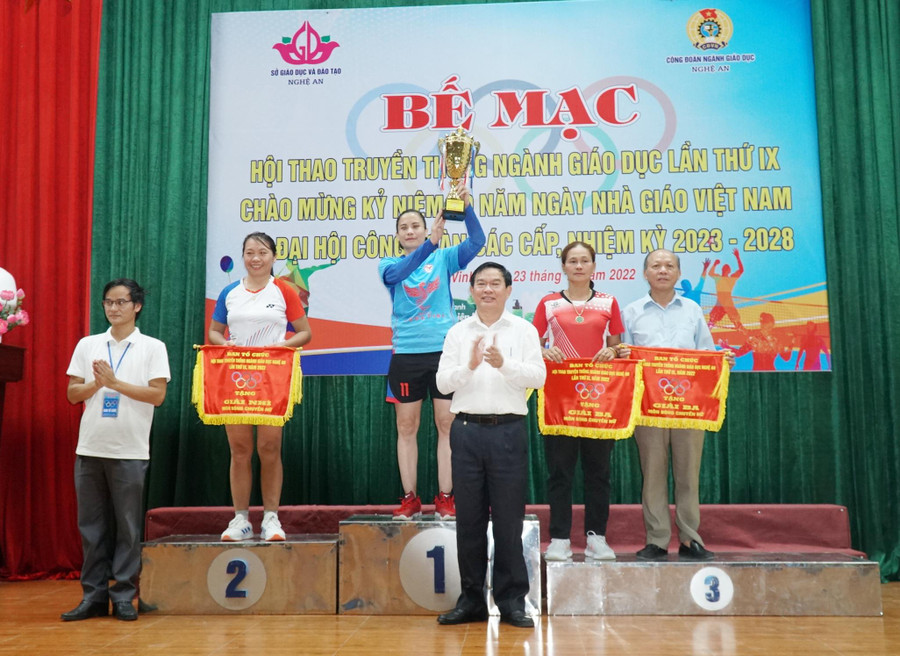 Trao giải cho các đội Nhất, Nhì, Ba môn bóng chuyền nữ khối Phòng Giáo dục và Đào tạo.