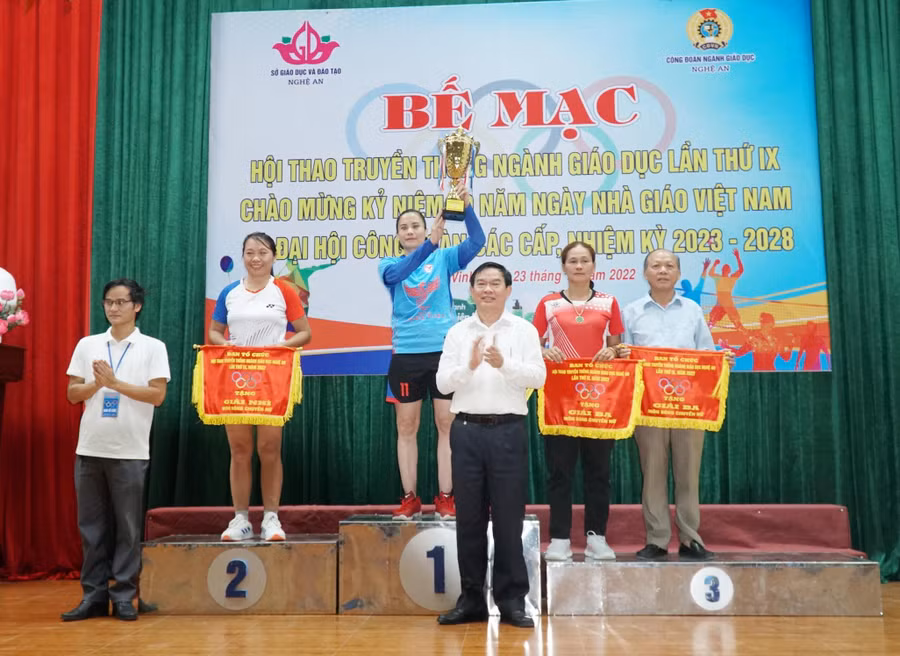 Trao giải cho các đội Nhất, Nhì, Ba môn bóng chuyền nữ khối Phòng Giáo dục và Đào tạo.