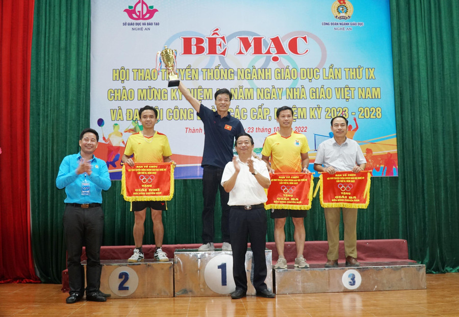 Trao giải cho các đội đạt Nhất, Nhì, Ba môn bóng chuyền nam khối trực thuộc Sở Giáo dục và Đào tạo.