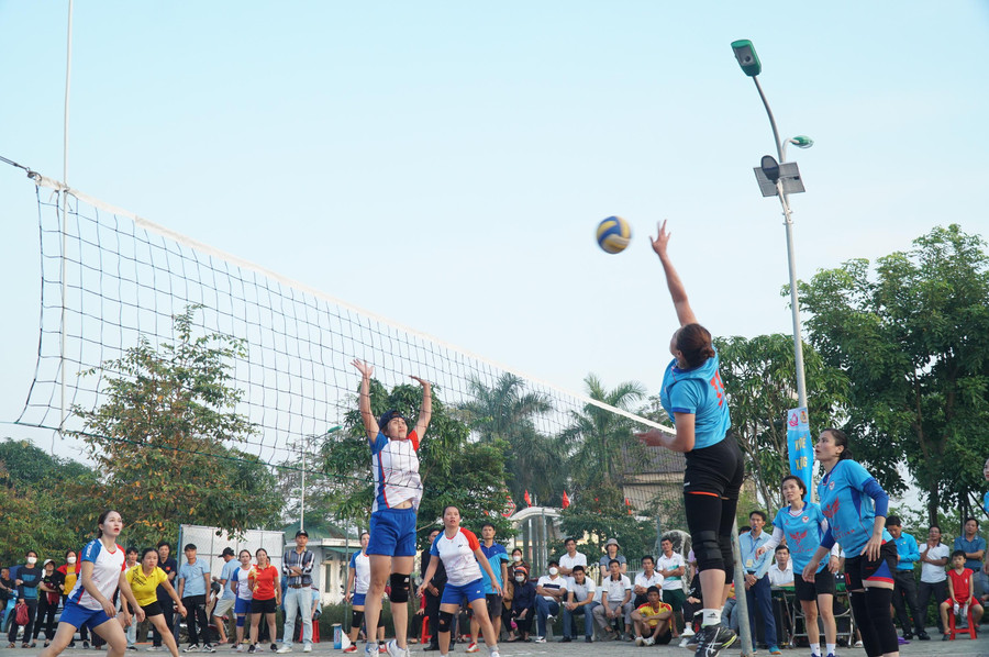 Trận chung kết bóng chuyền nữ giữa Phòng GD&amp;ĐT huyện Quỳnh Lưu và Phòng GD&amp;ĐT thành phố Vinh (Nghệ An).