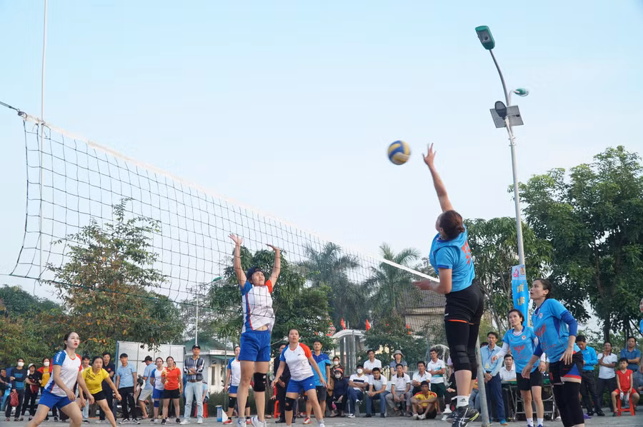 Trận chung kết bóng chuyền nữ giữa Phòng GD&amp;ĐT huyện Quỳnh Lưu và Phòng GD&amp;ĐT thành phố Vinh (Nghệ An).