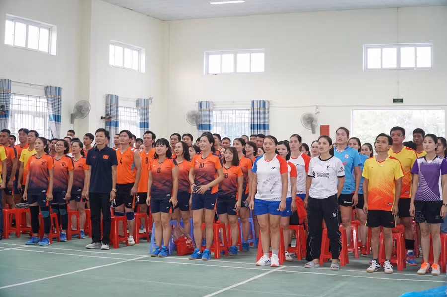 Các vận động viên tham gia vòng chung kết hội thao truyền thống ngành giáo dục Nghệ An lần thứ IX.