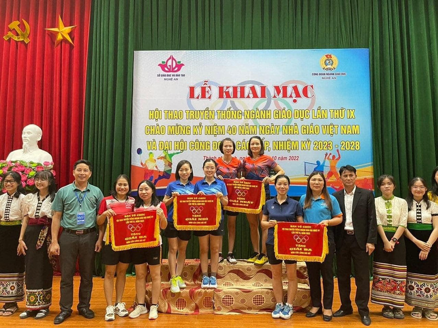 Ban tổ chức trao giải cho các đội thi đấu môn cầu lông nam nữ theo độ tuổi