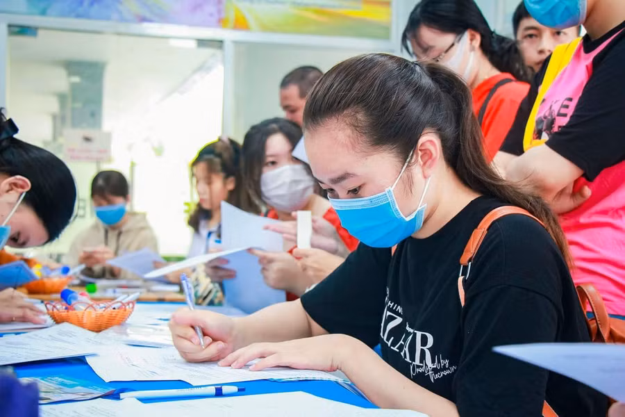 Thí sinh nộp hồ sơ xét tuyển vào HUFI. Ảnh tư liệu nhà trường cung cấp