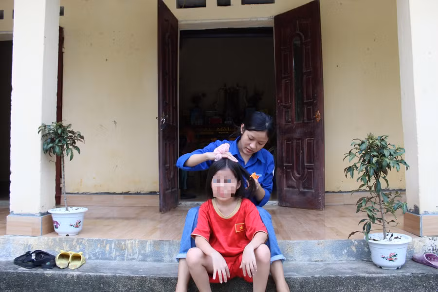 Em gái của Hằng không may mắn nhiễm căn bệnh truyền nhiễm từ cha mẹ.