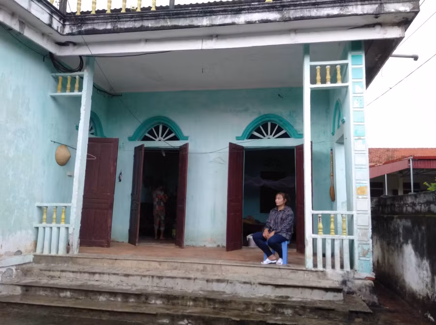 Căn nhà cũ kỹ của bà ngoại - nơi hai mẹ con Ánh nương nhờ.