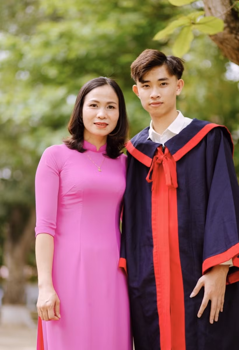 Phạm Thanh Tùng và cô giáo chủ nhiệm Nguyễn Thị Hương.