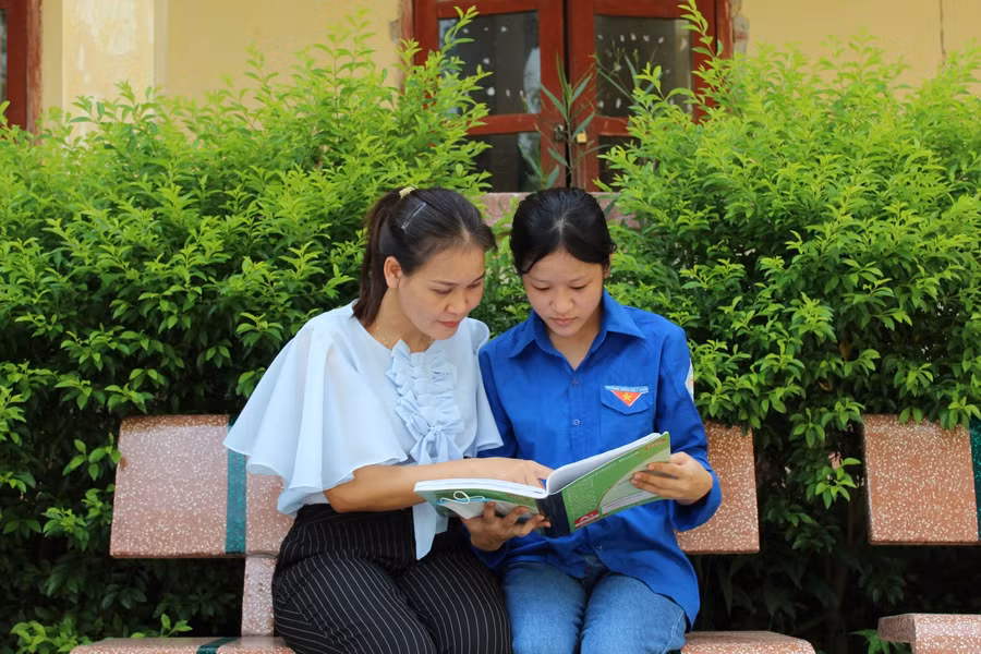 Nữ sinh Hoàng Thị Hằng và cô giáo chủ nhiệm Lê Thị Xinh.