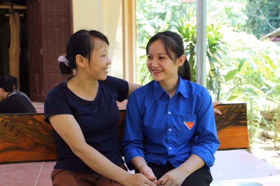 Nữ sinh Phạm Thị Thắm và mẹ của mình.