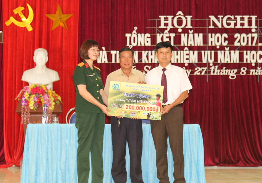 Đại diện Tập đoàn Công nghiệp - Viễn thông Quân đội Vietel, Chi nhánh Nghệ An tặng học bổng "Vì em hiếu học" cho học sinh Kỳ Sơn