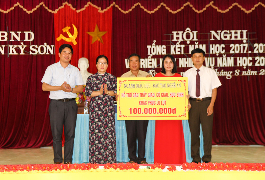 GĐ Sở GD&ĐT Nghệ An - Nguyễn Thị Kim Chi - thay mặt ngành giáo dục hỗ trợ các thầy cô và học sinh khắc phục hậu quả bão lũ