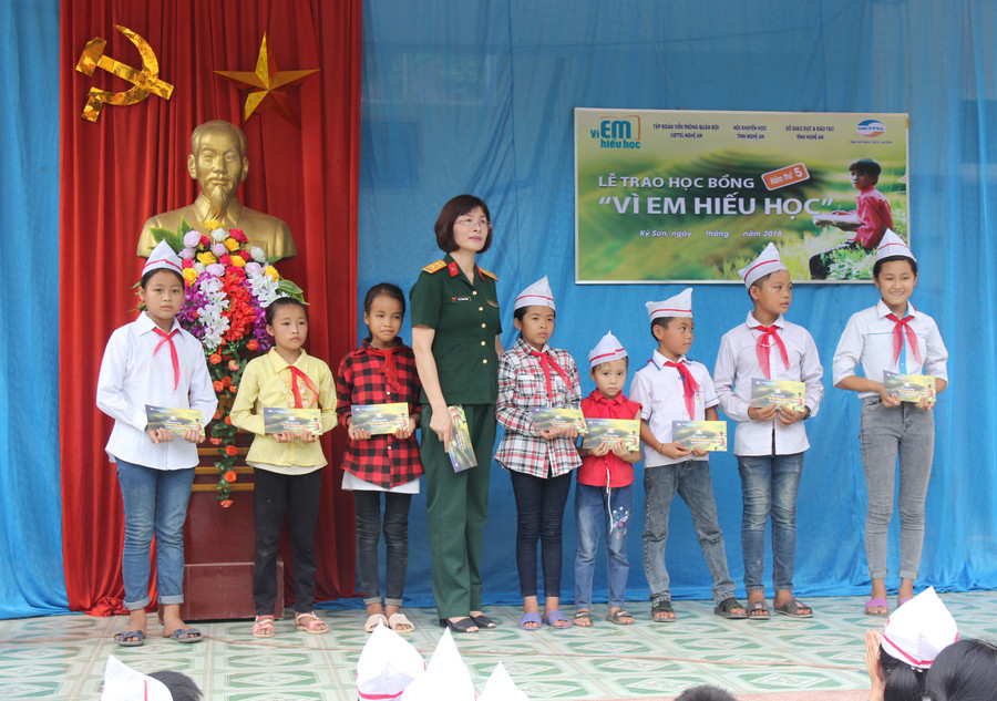 Trao học 10 suất học bổng "Vì em hiếu học" cho học sinh nghèo vượt khó học giỏi xã Mỹ Lý, huyện Kỳ Sơn