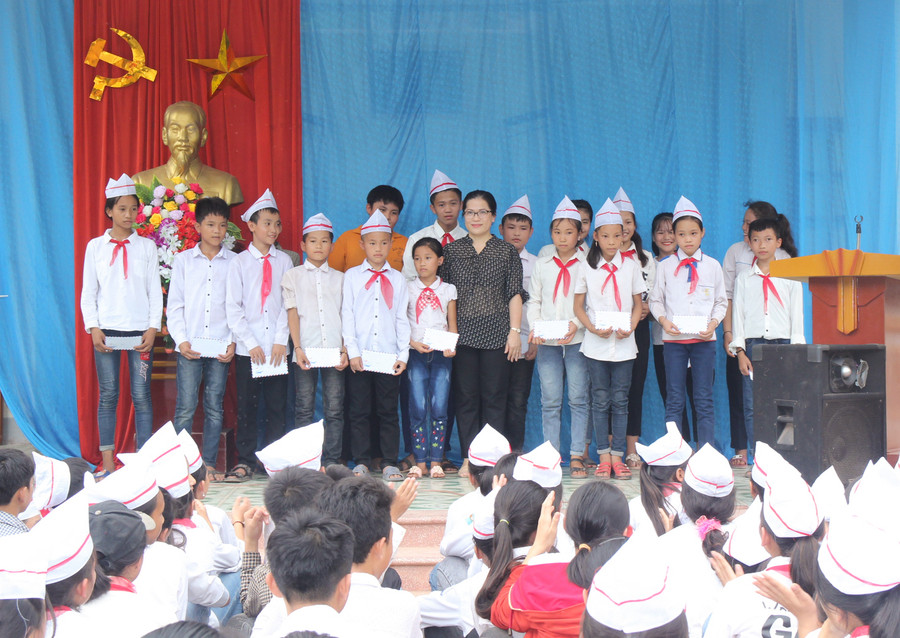 Trao quà cho hcoj sinh có hoàn cảnh khó khăn nhân dịp năm học mới