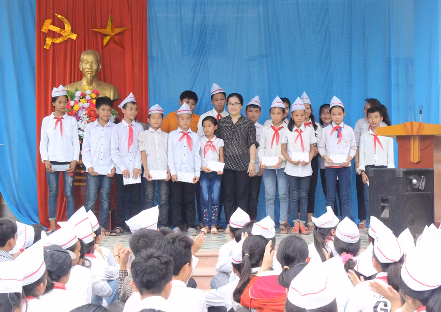 Trao quà cho hcoj sinh có hoàn cảnh khó khăn nhân dịp năm học mới