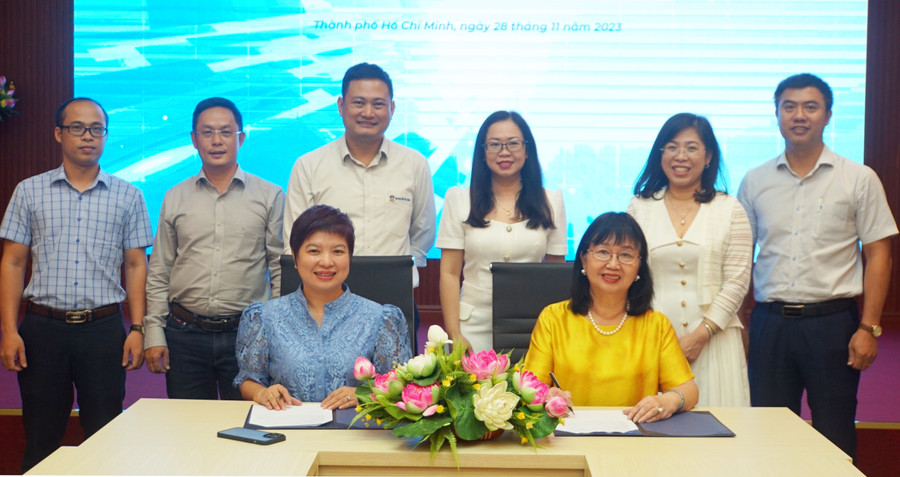 Nhà báo Dương Thanh Hương và bà Nguyễn Mai Lan ký kết thỏa thuận hợp tác giữa hai đơn vị. Ảnh: Mạnh Tùng. Nhà báo Dương Thanh Hương và bà Nguyễn Mai Lan ký kết thỏa thuận hợp tác giữa hai đơn vị. Ảnh: Mạnh Tùng.