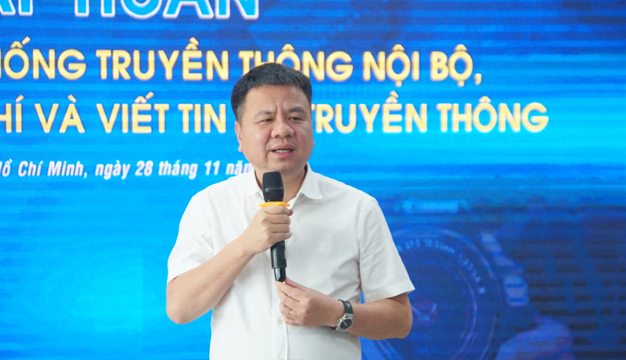 Nhà báo Triệu Ngọc Lâm, Tổng biên tập Báo Giáo dục và Thời đại trình bày bài tập huấn nội dung: "Quan hệ với báo chí". Nhà báo Triệu Ngọc Lâm, Tổng biên tập Báo Giáo dục và Thời đại trình bày bài tập huấn nội dung: "Quan hệ với báo chí".