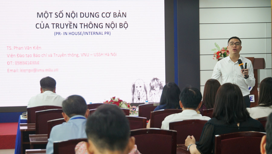 TS Phan Văn Kiền, Viện trưởng Viện Đào tạo Báo chí và Truyền thông, Trường Đại học Khoa học xã hội và Nhân văn, Đại học Quốc gia Hà Nội trình bày bài tập huấn "Một số nội dung cơ bản của truyền thông nội bộ". TS Phan Văn Kiền, Viện trưởng Viện Đào tạo Báo chí và Truyền thông, Trường Đại học Khoa học xã hội và Nhân văn, Đại học Quốc gia Hà Nội trình bày bài tập huấn "Một số nội dung cơ bản của truyền thông nội bộ".