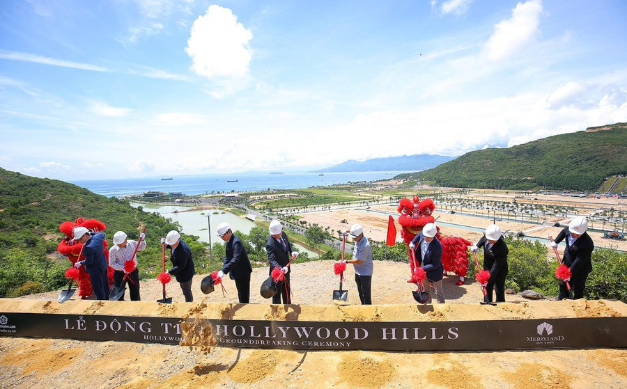 Các đại biểu tiến hành nghi thức động thổ Hollywood Hills by YOO Inspired by Starck Các đại biểu tiến hành nghi thức động thổ Hollywood Hills by YOO Inspired by Starck