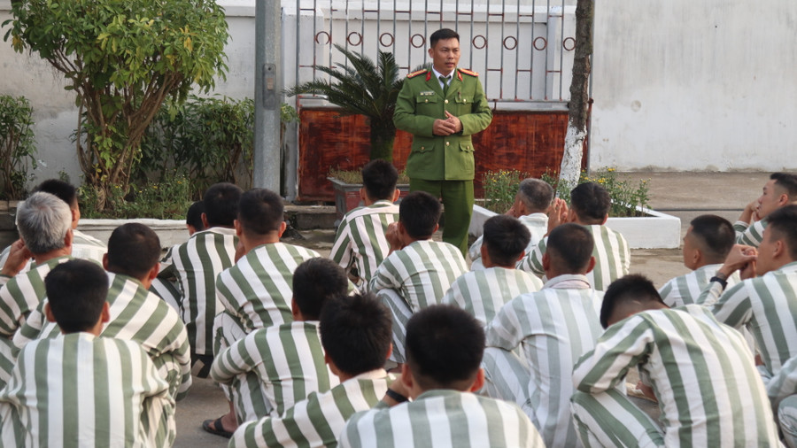 Giám thị trại tạm giam Công an tỉnh Nghệ An chúc phạm nhân cải tạo tốt, sớm trở về đoàn tụ gia đình, trở thành công dân lương thiện.