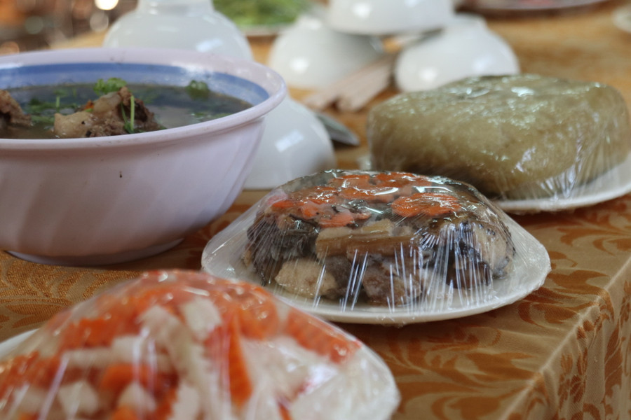 Mâm cơm tất niên có những món ăn đặc trưng mang hương vị tết truyền thống của người Việt như: bánh chưng, thịt đông, dưa muối....