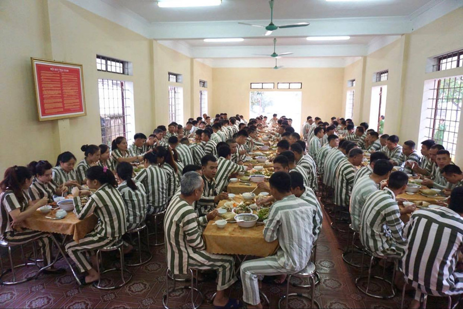 Dù không đủ đầy nhưng tổ chức cơm tất niên là tấm lòng của giám thị, cán bộ, quản giáo trại tam giam để phạm nhân ấm lòng trong ngày tết nguyên đán Dù không đủ đầy nhưng tổ chức cơm tất niên là tấm lòng của giám thị, cán bộ, quản giáo trại tam giam để phạm nhân ấm lòng trong ngày tết nguyên đán