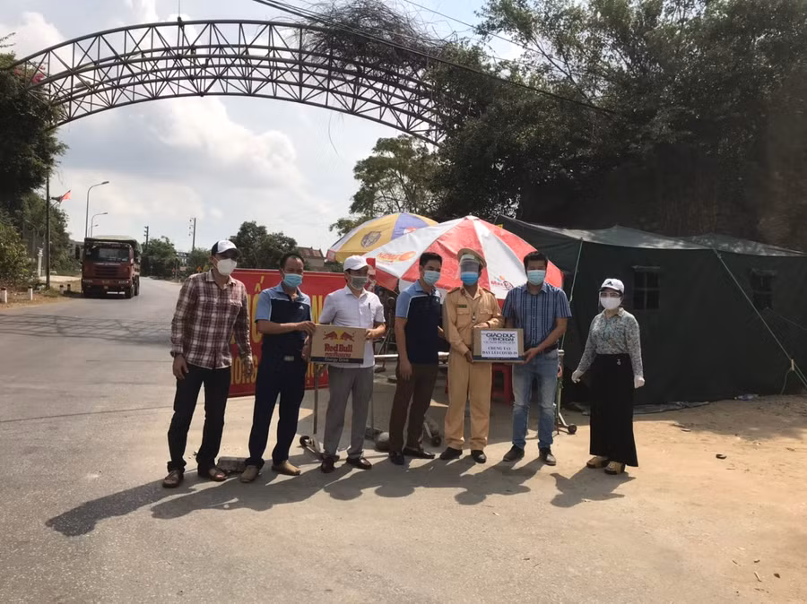 Trao quà hỗ trợ công an, lực lượng trực chốt kiểm soát phòng dịch tại Nghệ An