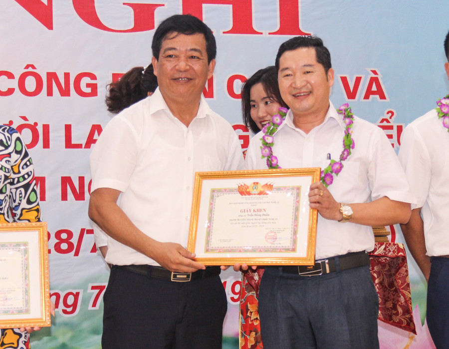 Ông Võ Văn Mai - Phó GĐ Sở GD&ĐT trao giấy khen cho nhà giáo tiêu biểu